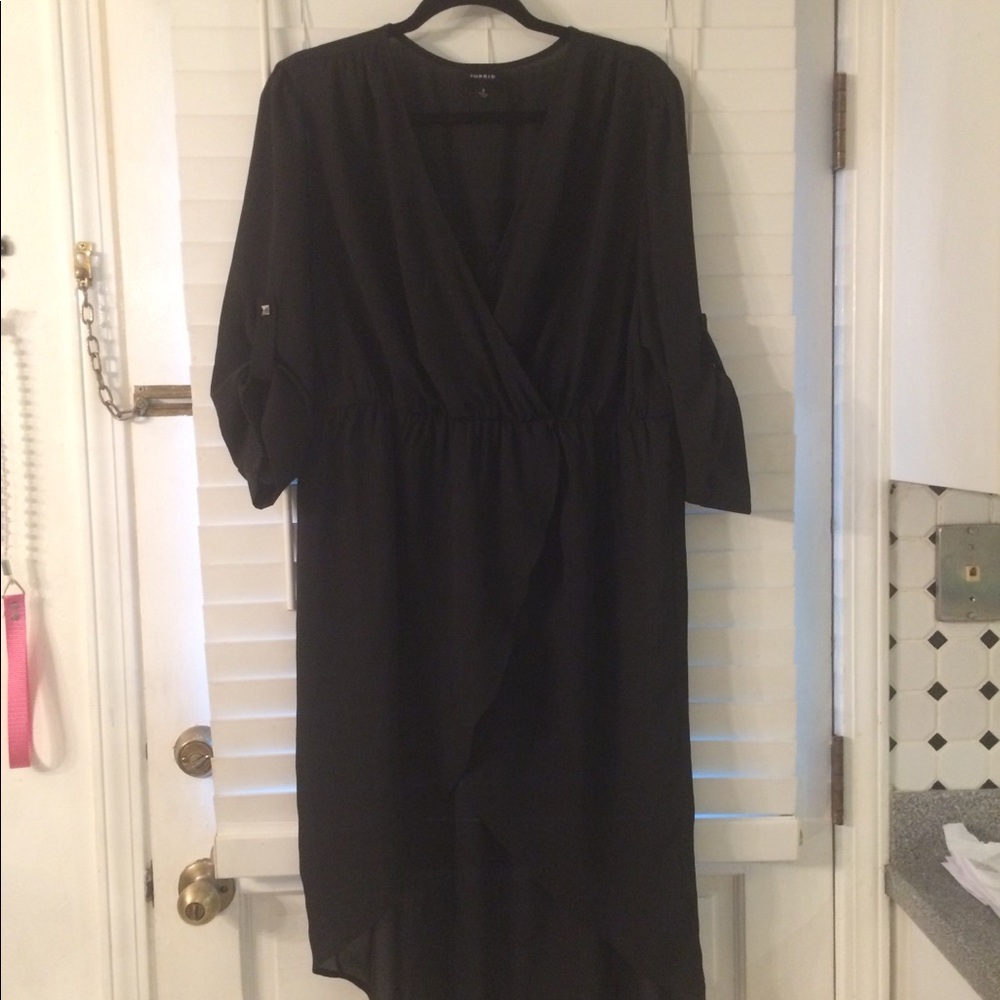 TORRID BLACK SHEER BLOUSE PLUS SZ 2 HI-LOW HEM
